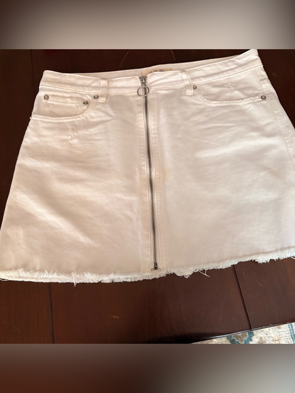 We The Free White Distressed Denim
Mini Skirt Sz 30 | Front Zip | Raw
Hem | EUC